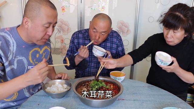 【百味大彭】50元买一块牛肉，大彭做道水煮牛肉，香辣可口，老爸连吃3碗米饭 смотреть онлайн