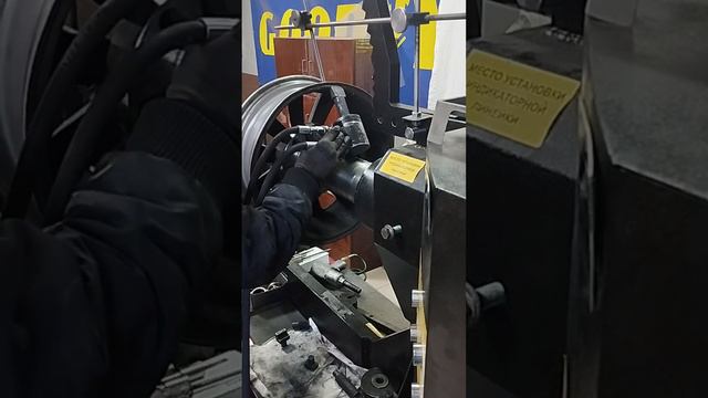 Правка диска после сильного удара в срез асфальта смотреть онлайн