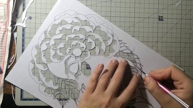 Процесс ручной вырезки картины из бумаги. Художник: Аля Сланова. смотреть онлайн