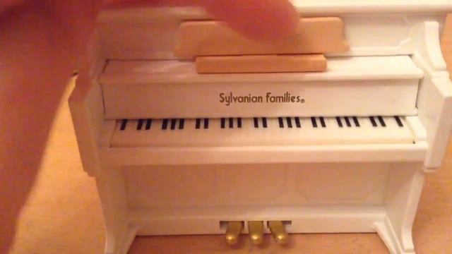белое пианино с нотами "Sylvanian Families" смотреть онлайн