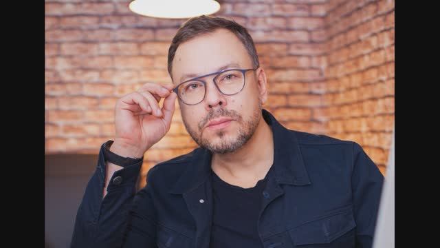 Игорь Чапурин. Дизайнер одежды - в салоне марочной оптики 