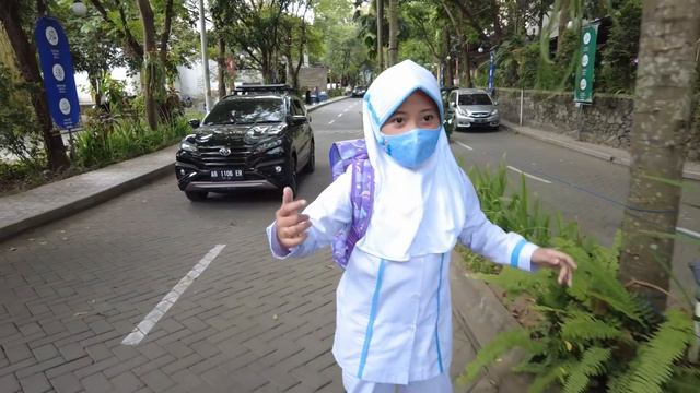 NAIK HOVERBOARD KE SEKOLAH смотреть онлайн