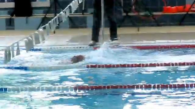 Karol Perl z UKS Pingwiny płynie na 100 m zmiennym na Mistrzostwach Warszawy w pływaniu 2011 смотреть онлайн