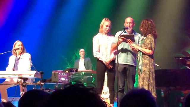 Roger Hodgson supertramp lost his voice and invites the audience to sing the last four songs смотреть онлайн