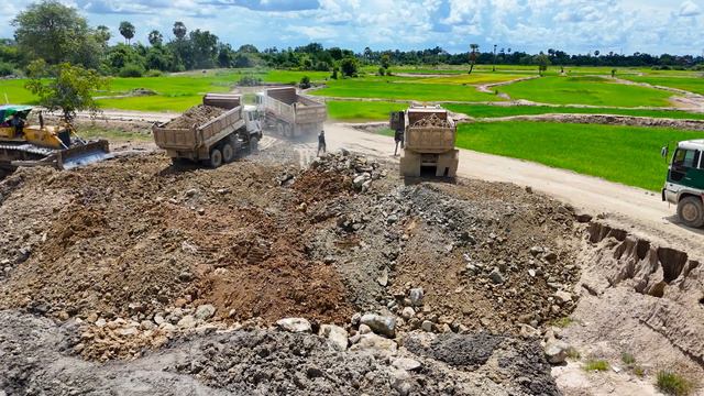 Строительство, утопили самосвал в грязи