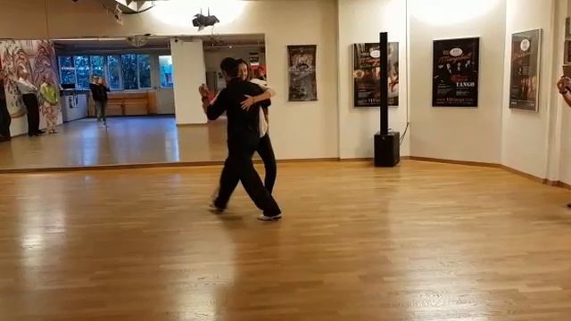 Beginner Argentine TANGO CLASS. Change of weight cross system by Gonzalo and Mariel смотреть онлайн