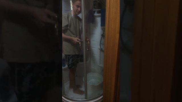 Даня обливается водой/ Danila Cold Water Challenge смотреть онлайн