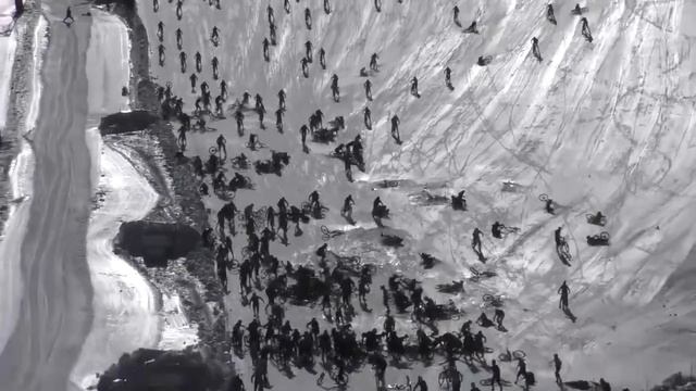 Массовое столкновение велосипедистов в альпах смотреть онлайн