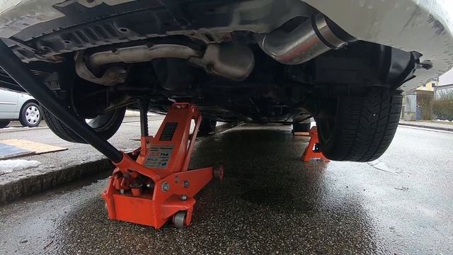 Как открыть машину с севшим аккумулятором и без ключа. Open a car dead battery, without a key. смотреть онлайн