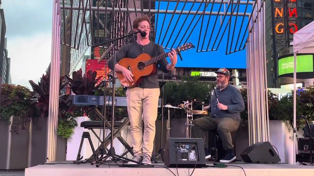 Ethan Slater sings Keane’s Somewhere Only We Know смотреть онлайн