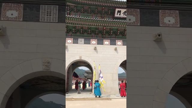 Сеул, Дворец Кёнбоккун смена караула /경복궁 수문장 교대의식/Gyeongbokgung Palace смотреть онлайн