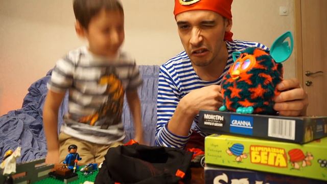 Furby. Пират Василич и мальчик Вова играют с Фёрби. Pirate Vasilich and Vova boy play with Furby. смотреть онлайн