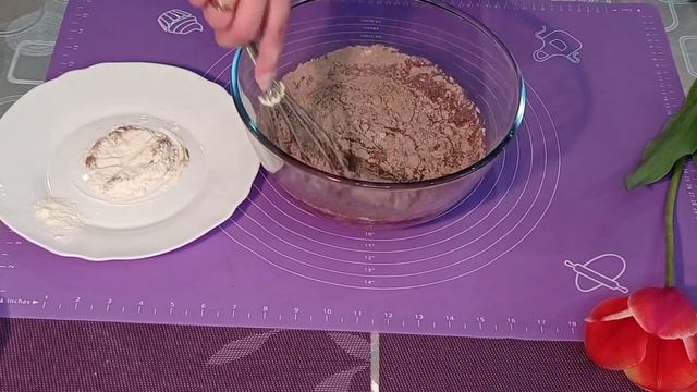 ПРОСТОЙ И НЕДОРОГОЙ РЕЦЕПТ !!! ВОЗДУШНЫЕ ШОКОЛАДНЫЕ КЕКСЫ С НАЧИНКОЙ !!! FILLED CHOCOLATE CUPCAKES! смотреть онлайн