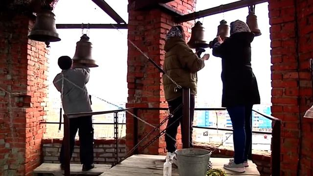 Активные шарыповцы навели чистоту и порядок на звоннице Свято Троицкого собора. смотреть онлайн