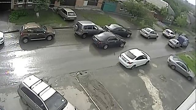 Электрический провод упал на машину ростовчанки и заискрился