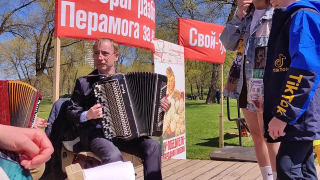 Минчане поют песню Победа .Минск ,день победы 2022 смотреть онлайн