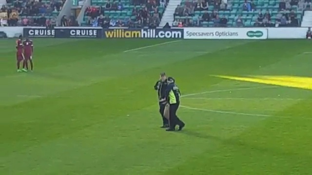 Streaker Invades Pitch Scotland v Qatar смотреть онлайн
