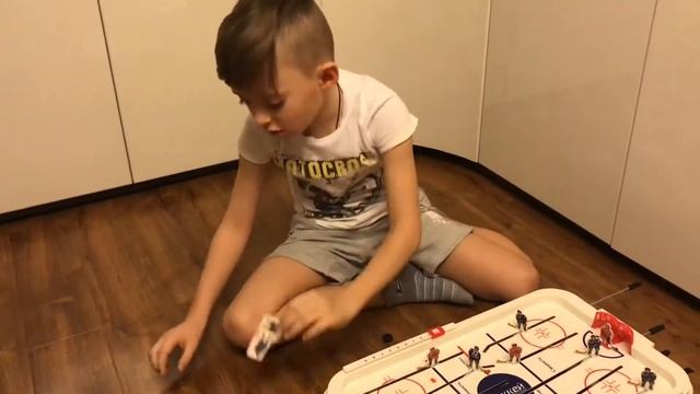 Игрушка "Настольный хоккей". Не дорого и увлекательно. смотреть онлайн