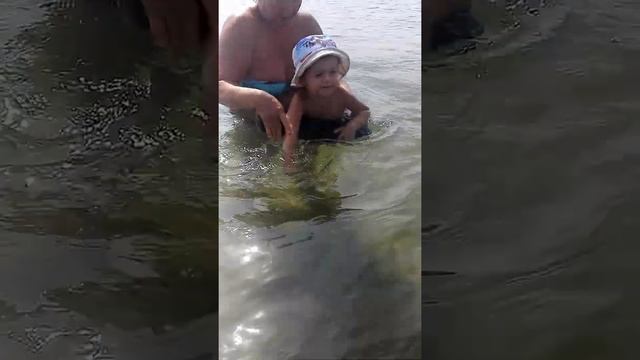 Даник!!!Учимся плавать на воздушной подушке смотреть онлайн