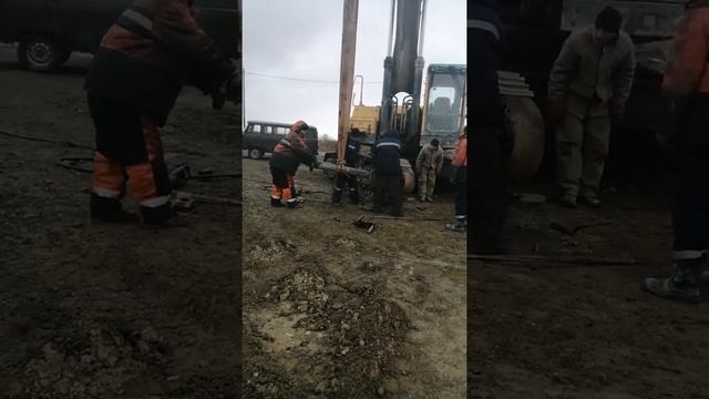 Выбивает пальцы гусянки на экскаваторе смотреть онлайн