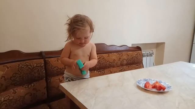 Аня вытирает стол. 17 июня смотреть онлайн