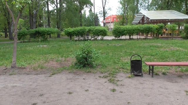 Прогулка в Комсомольском парке .Данечка катается на велосипеде в сквере . смотреть онлайн