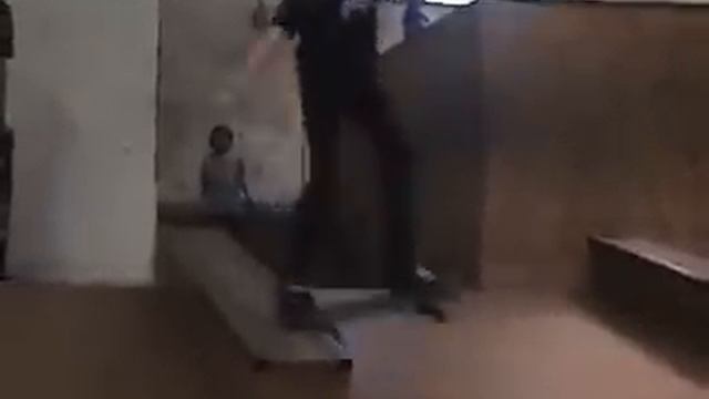 Andy Skateboarding at Krush смотреть онлайн