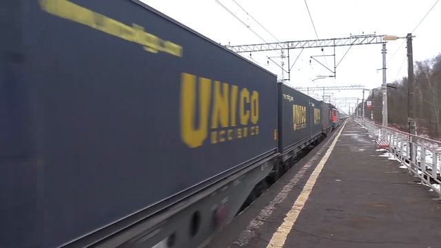 Электровоз ВЛ10У-930 (ТЧЭ-38) с контейнерным поездом.