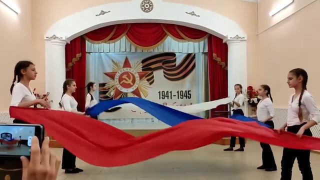 Праздничный флешмоб «Триколор» в ДК села Безымянное . смотреть онлайн