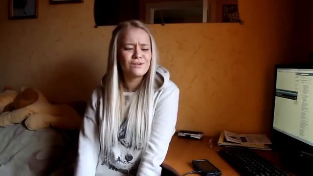 Милая девушка, чудесно исполняет песню IOWA смотреть онлайн