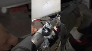 Выбиваем сайлентблоки гидравлическим прессом #автосервис #сайлентблок #гидравлическийпресс