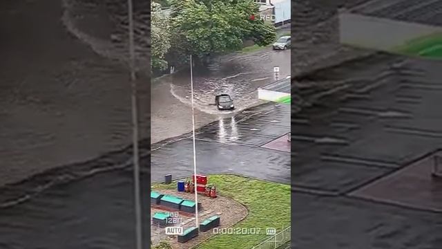 В центре Николаева из-за дождя подтопило улицы смотреть онлайн