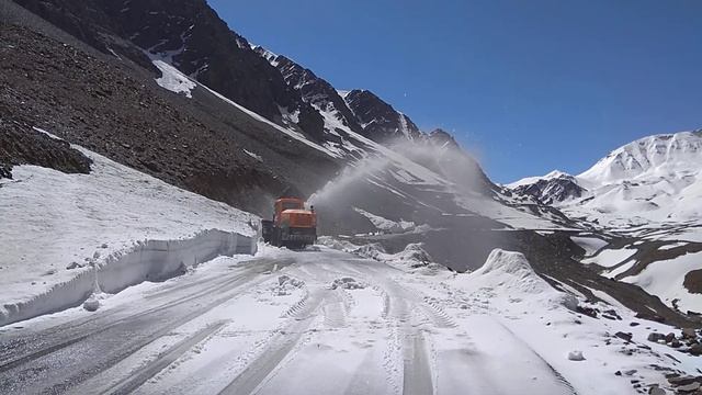Snow cutter clearing road near baralacha pass смотреть онлайн