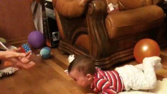 Катя ползет на руки смотреть онлайн