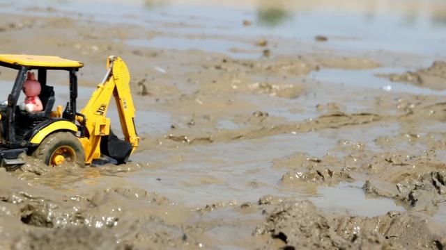 Экскаватор спасает сломанный трактор смотреть онлайн