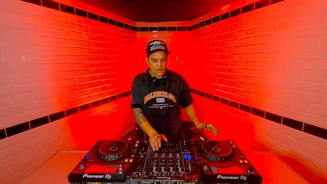 MEDDY SASS / 128 BPM - 028 BASS STATION смотреть онлайн