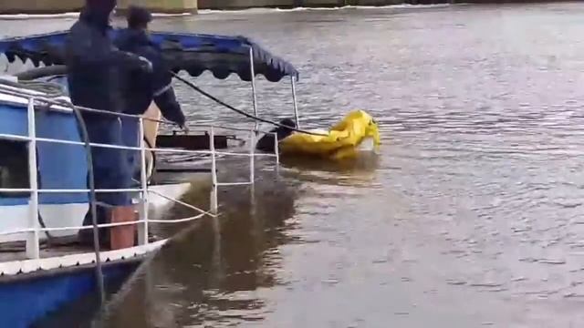 Достали из под воды катер с помощью понтонов. смотреть онлайн