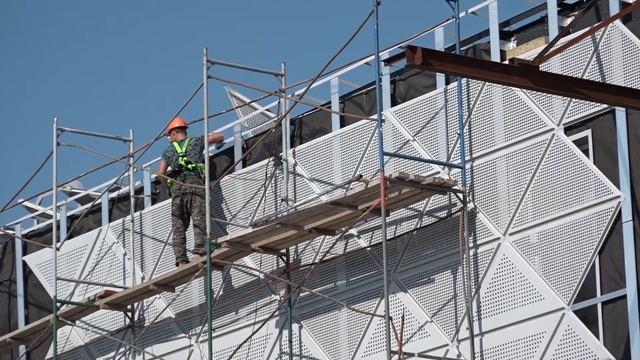 На станции метро «Спортивная» приступили к благоустройству территории смотреть онлайн