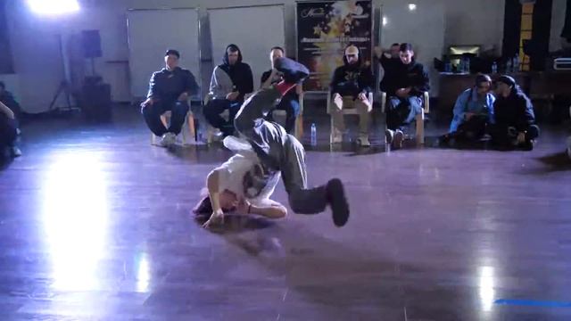 kids pro bboy ЮртАир vs SonicX - "ALL OPTION" break dance battle смотреть онлайн