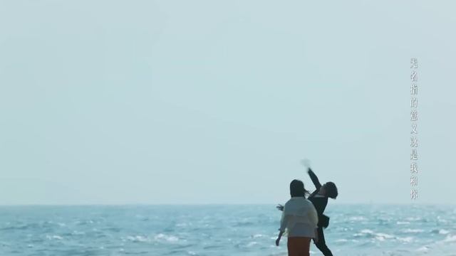 妻子與丈夫海邊親熱擁吻，初戀得知氣的牙癢癢❤ ChineseDrama смотреть онлайн