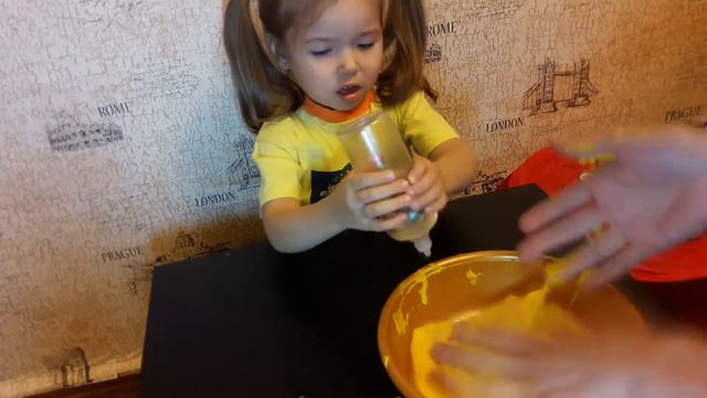 Большой желтый лизун. Слайм. Залипательное видео. Папина дочка смотреть онлайн