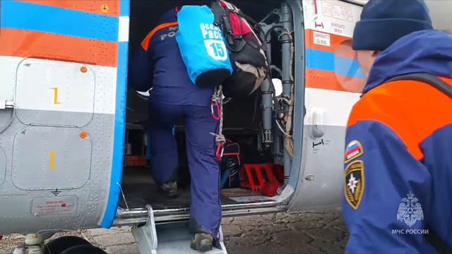 На Камчатке вертолёт Ми-8 МЧС России вылетел для поисков пропавших в Усть-Большерецком районе мужчин смотреть онлайн