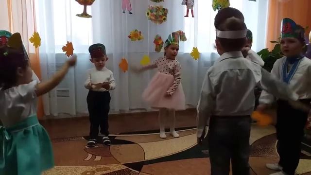 Пісня-танець з листочками смотреть онлайн