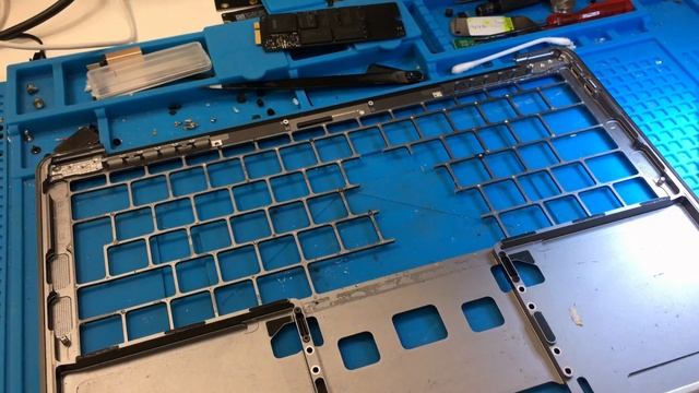 Macbook Pro / Touch Bar Retina 2016-2020 keyboard replacement Part 1 смотреть онлайн