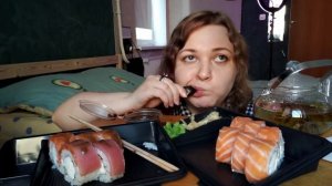 АСМР ИТИНГ РОЛЛОВ 🍣🥢 ПОЧЕМУ ПИТЕР ЛУЧШЕ ЧЕМ МОСКВА？