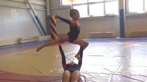 Выступления по спортивной акробатике девочки