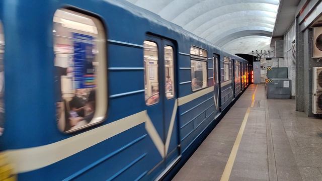 Прибытие метропоезда на станцию Улица Дыбенко, Санкт-Петербург