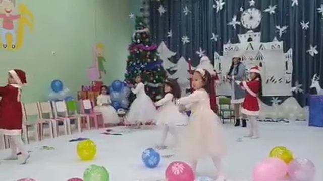 новогодний танец для детей New Year's dance for children смотреть онлайн