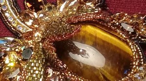 Бисероплетение. Урок 22.  Брошь с тигровым глазом. Завершение работы.
Обшиваем край канителью.