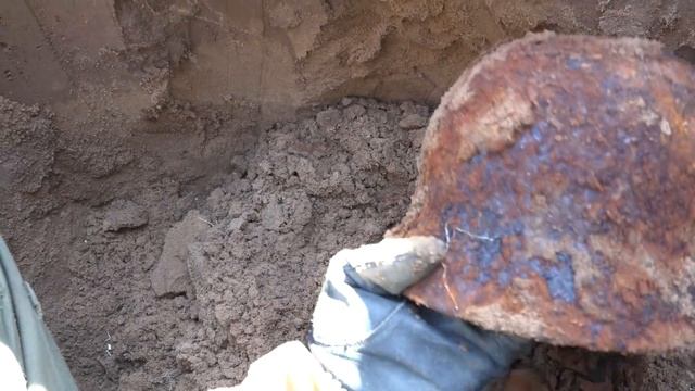 Раскопки в Сталинграде Куча находок в глубине смотреть онлайн